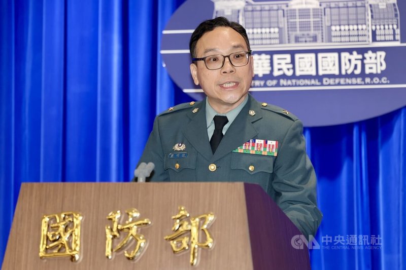 國防部2日舉行記者會，主計局歲計處處長嚴明德少將在會中指出，若115年度總預算未通過，包含「海馬士多管火箭系統」、「標槍飛彈籌補」、「F-16戰機後續訓練」、「調增基層部隊定額業務費」等案都會受到影響。中央社記者王飛華攝　115年4月2日