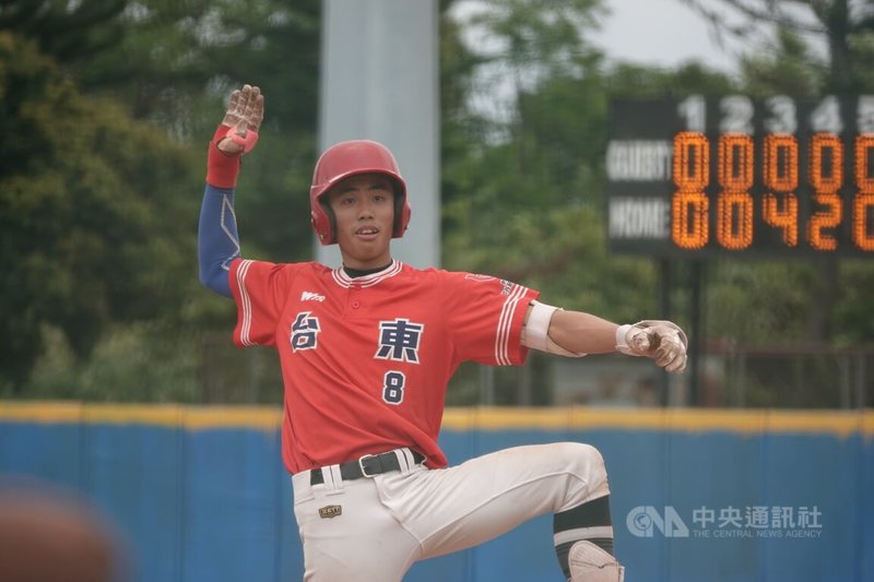 U18東岸聯盟棒球賽台東縣聯隊2日與美和中學交手，一度6分落後，6局攻勢串聯、林俞安單局第2次打擊機會敲出超前安，單局攻下7分翻轉戰局，以7比6搶勝。中央社記者謝靜雯攝　115年4月2日
