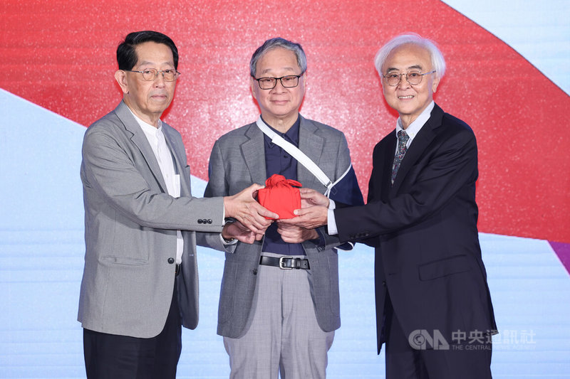 國家表演藝術中心第3屆、第4屆董事長交接典禮2日在國家戲劇院舉行，由文化部長李遠（中）擔任監交人，卸任董事長高志尚（左）將印信交接給新任董事長楊其文（右）。中央社記者吳家昇攝　115年4月2日