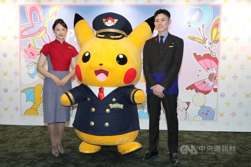 中華航空全新「皮卡丘彩繪機 CI2」2日首航飛東京成田，機長皮卡丘驚喜現身現場互動。中央社記者吳睿騏桃園機場攝　115年4月2日