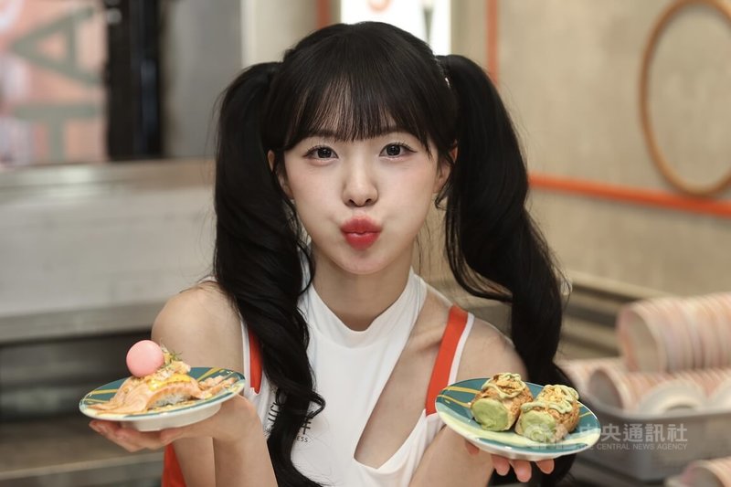 韓籍啦啦隊員李多慧（圖）2日下午在台北出席迴轉壽司品牌活動，李多慧與自己手做的壽司合影。中央社記者吳家昇攝 115年4月2日