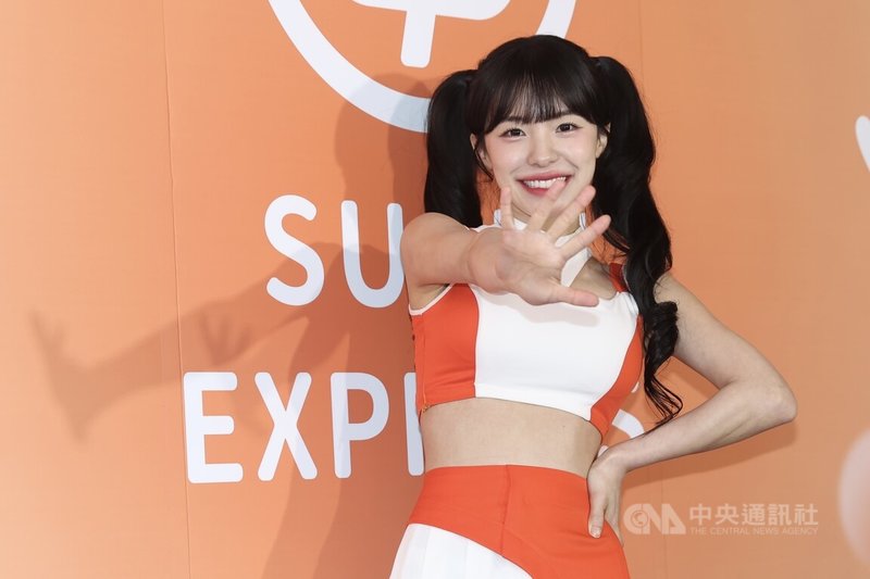 迴轉壽司品牌邀請韓籍啦啦隊員李多慧（圖）擔任應援女神，2日下午在台北出席活動，李多慧身穿啦啦隊服展現青春活力。中央社記者吳家昇攝　115年4月2日
