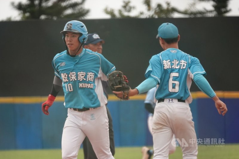 U18東岸聯盟棒球賽穀保家商好手張乙安（左）2日單場2支二壘打，貢獻3分打點，率隊以10比1、5局擊敗羅東高工，目標再拚青棒國手。中央社記者謝靜雯攝　115年4月2日