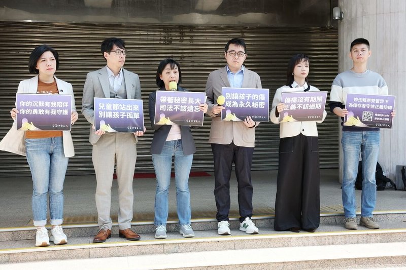 時代力量黨主席王婉諭（左3）2日偕同台灣光寰協會在立法院群賢樓前舉行記者會，針對憲法法庭正在審理的兒少性侵害追訴權時效釋憲案，宣布「帶著秘密長大」系列聲援活動正式開跑。中央社記者郭日曉攝　115年4月2日