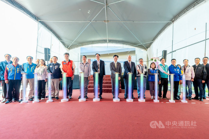 桃園北區再生水中心2日舉行啟用典禮，桃園市長張善政（前排左7）、內政部政務次長董建宏（前排左8）等人出席，盼強化桃園產業供水韌性。中央社記者吳睿騏桃園攝　115年4月2日