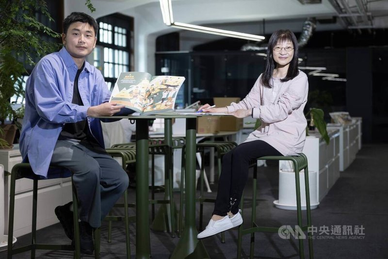 今年一步工作室與幼獅文化合作打造新版國防教育課本。圖左為一步工作室負責人田修銓，右為幼獅文化總編陳柏蓉。中央社記者趙世勳攝　115年4月2日