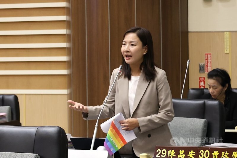 民進黨徵召苗栗縣議員陳品安參選下屆苗栗縣長，她2日推出首波親子政見，作為送給苗栗孩子與家長的兒童節承諾。圖為陳品安（前）民國114年12月於縣議會質詢。中央社記者管瑞平攝　115年4月2日