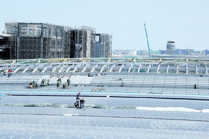 桃園國際機場第3航廈主體屋頂第2階段作業將完成並封頂，桃機股份有限公司表示，這個「全台最大」巨型屋頂規模相當於16座標準足球場。中央社記者吳睿騏攝　115年4月2日