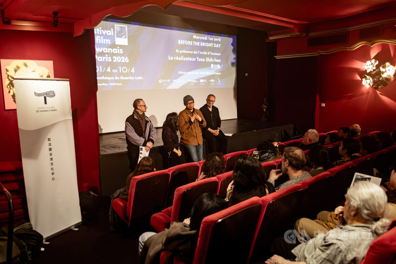 巴黎台灣電影節由駐法台灣文化中心、巴黎拉丁區指標藝文電影院Filmothèque共同合作。圖為4月1日開幕片現場，左1為戲院負責人柯塞，右1為法國影評人傅洛東，右2為本屆焦點影人曹仕翰。中央社記者李若韻巴黎攝　115年4月2日