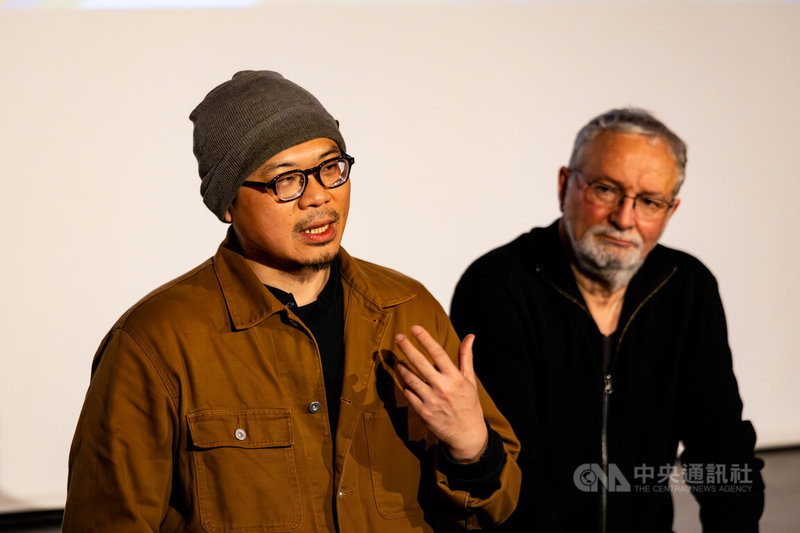 2026年「巴黎台灣電影節」焦點影人為新銳導演曹仕翰（左），他的首部劇情長片「南方時光」為本屆開幕片，並由法國影評人傅洛東（Jean-Michel Frodon）主持映後座談（右）。中央社記者李若韻巴黎攝　115年4月2日