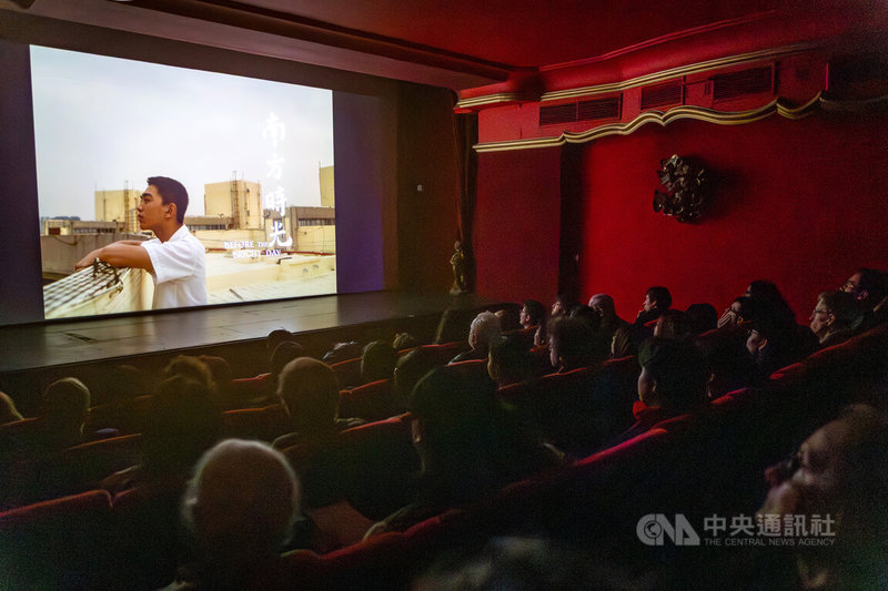 由文化部支持的「巴黎台灣電影節」於4月1日至10日於巴黎拉丁區Filmothèque戲院舉行。圖為開幕片「南方時光」放映現場，曹仕翰作品。此片以少年視角回望1996年台灣首屆總統直選前夕，在台海飛彈危機下的高雄家庭物語。中央社記者李若韻巴黎攝　115年4月2日