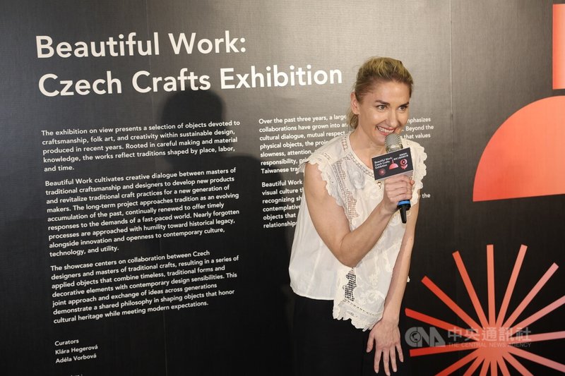 國立台灣工藝研究發展中心2日晚間舉行「絕美造物：捷克工藝與設計展」開幕式，策展人赫格洛娃（Klára Hegerova）（圖）致詞時指出，期盼透過展覽推廣捷克傳統工藝。中央社記者趙世勳攝　115年4月2日