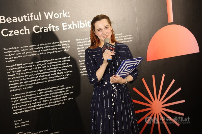 捷克中心台北主任馬凱棠（Marketa Zahumenska）（圖）2日出席「絕美造物：捷克工藝與設計展」開幕式表示，從中可以看到設計師與工藝家的跨世代對話，希望以展覽帶給大家正面力量。中央社記者趙世勳攝　115年4月2日