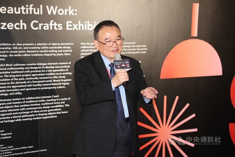 國立台灣工藝研究發展中心攜手捷克中心台北推出「絕美造物：捷克工藝與設計展」，故宮博物院院長蕭宗煌（圖）2日出席展覽開幕記者會，他說，展中能看見捷克與台灣工藝展品相呼應，媒材相似卻有不同的表現。中央社記者趙世勳攝　115年4月2日