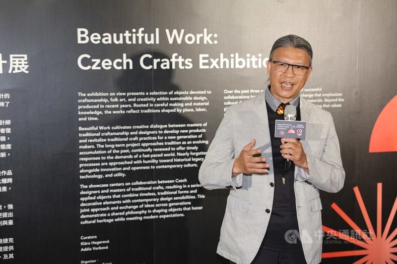 國立台灣工藝研究發展中心2日晚間舉行「絕美造物：捷克工藝與設計展」開幕式，工藝中心主任陳殿禮（圖）表示，工藝如水，隨材質而行，在傳統與當代之間流動轉化，呈現多元且持續生成的創作樣貌。中央社記者趙世勳攝　115年4月2日