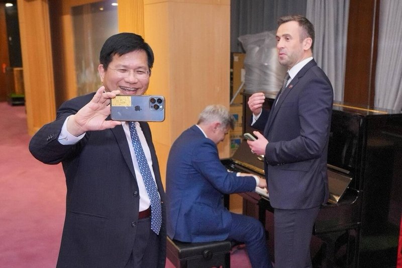 外交部長林佳龍（左）1日晚宴歡迎歐洲議會「安全暨防衛委員會」（SEDE）官方代表團，歐洲議會議員法朗圖里斯（Nikolas Farantouris）（中）席間彈奏鋼琴。（外交部提供）中央社記者楊堯茹傳真　115年4月2日