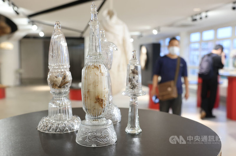 由國立台灣工藝研究發展中心與捷克中心台北合作推出的「絕美造物：捷克工藝與設計展」，2日起於工藝中心台北分館展出。圖為展出作品之一聖骨盒（Personal Reliquary）。中央社記者趙世勳攝　115年4月2日
