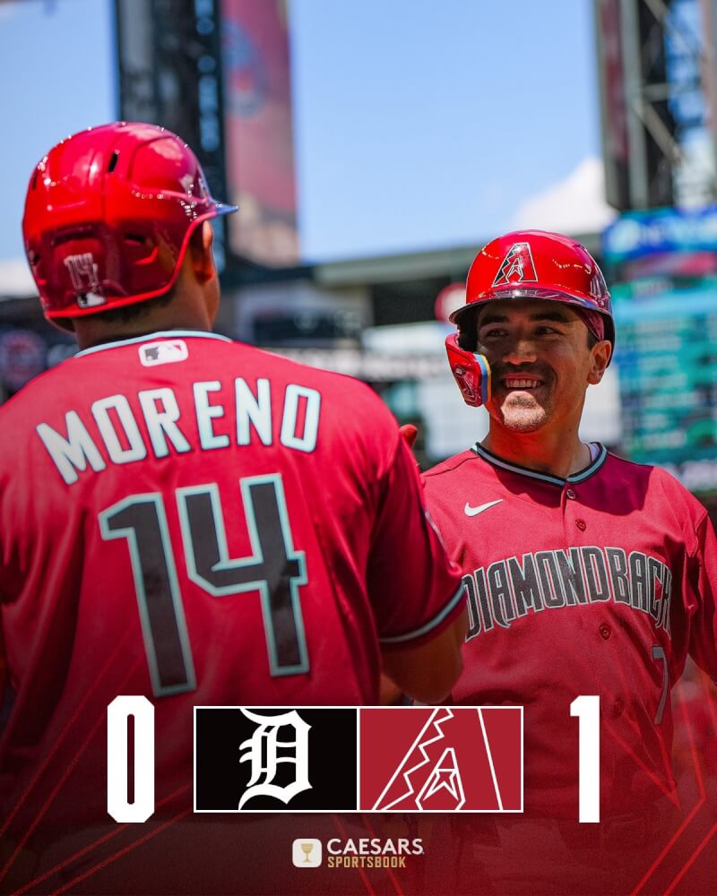 卡洛爾（右）在大聯盟（MLB）為響尾蛇隊敲出致勝陽春砲。（圖取自x.com/Dbacks）