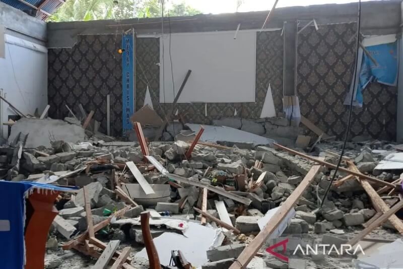 印尼外海2日發生規模7.4強震，導致北蘇拉威西省建築物倒塌，已知造成1死1傷。（安塔拉通訊社）