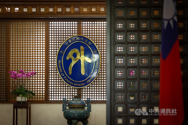 圖為外交部正門口部徽。（中央社檔案照片）