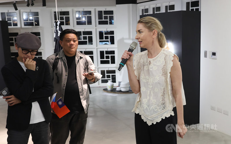 捷克中心台北與國立台灣工藝研究發展中心共同推出「絕美造物：捷克工藝與設計展」，2日起於工藝中心台北分館展出，策展人赫格洛娃（Klára Hegerova）（右）在現場為觀眾進行導覽。中央社記者趙世勳攝　115年4月2日