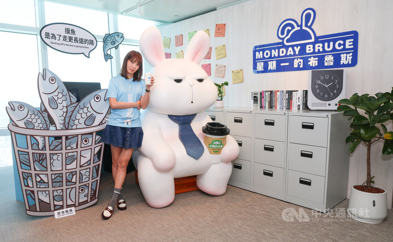台北101「台灣怪可愛：星期一的布魯斯」雲端特展2日起至8月31日在台北101觀景台89F展出，台北101董事長賈永婕（圖）2日帶領媒體參觀。中央社記者張新偉攝　115年4月2日