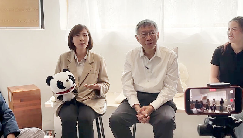 前民眾黨主席柯文哲（右2）2日到新竹市與在地青年交流，媒體詢問柯媽媽何瑞英的身體狀況，他說狀況還好。但問及官司及其他政治問題，均未回答。（民眾提供）中央社記者魯鋼駿傳真 115年4月2日