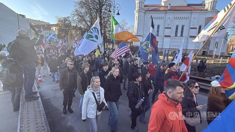 立陶宛「對岸共和國」1日國慶活動以傳統遊行作為壓軸，民眾在銅管樂伴奏下加入遊行，氣氛熱鬧。中央社記者游堯茹維爾紐斯攝　115年4月2日