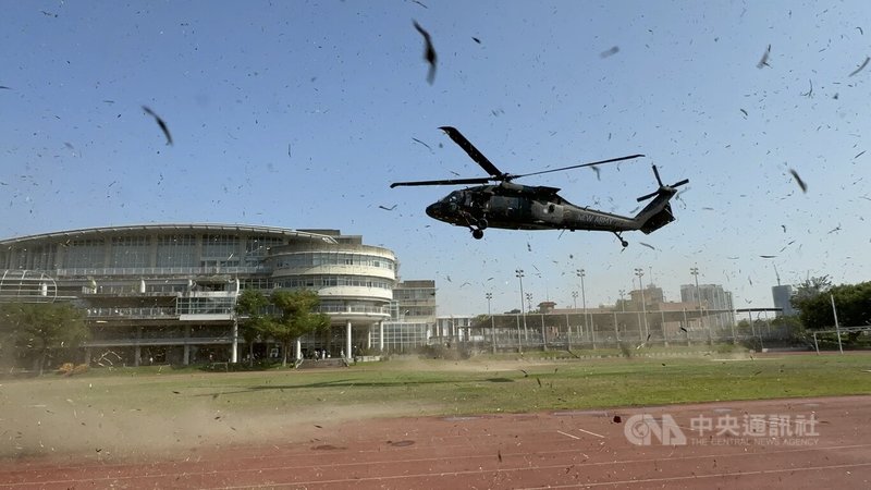 「2026台灣國際模型公開賽台中威逸暨科幻盃聯賽」4、5日將在逢甲大學登場，預計展出的黑鷹直升機2日在逢甲大學操場進行試航、試降，直升機旋翼所產生的下旋氣流，捲起地面塵土，氣勢磅礡。中央社記者趙麗妍攝 115年4月2日