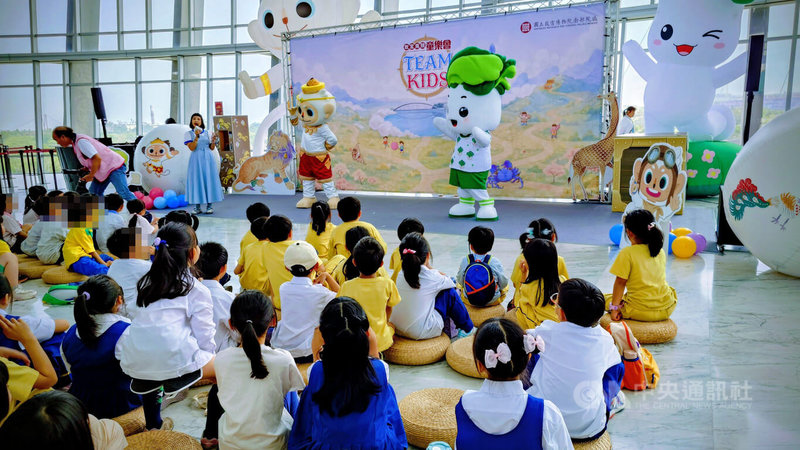 故宮南院2日舉行「故宮南院童樂會－TEAM KIDS」開幕活動，吉祥物「哈奴曼」及「小翠」也現身與孩子們同樂。中央社記者蔡智明攝　115年4月2日