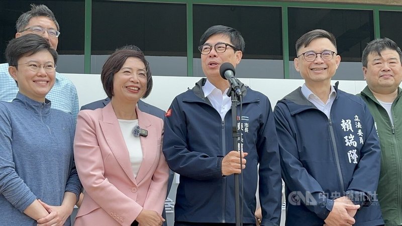 高雄市長陳其邁（中）2日偕同民進黨高雄立委賴瑞隆（右2），接待台中市議會以及民進黨立委何欣純（前左2）等，雙方就智慧城市、AI主權等發展交流、討論。中央社記者林巧璉攝　115年4月2日