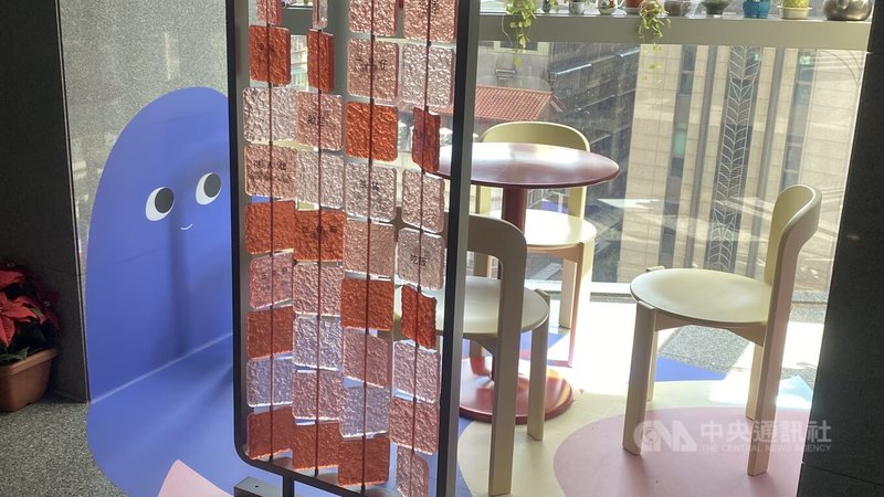 新北市政府客家事務局辦公空間華麗變身，盼以潮空間吸引年輕族群了解客家文化。圖為琉璃吊飾結合客家諺語，希望增加互動，讓市民朋友瞭解語意。中央社記者黃旭昇攝  115年4月2日