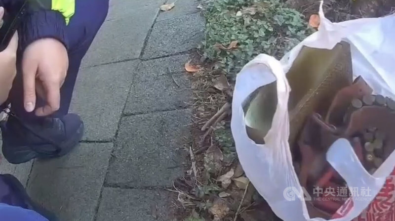 台北市松山區有民眾驚見路旁丟置1袋子彈，立即通報警方處理，經清點疑為114枚霰彈槍子彈，隨後交由警分局鑑識小隊採證，再送交刑事局進行鑑驗。（翻攝照片）中央社記者黃麗芸傳真　115年4月2日