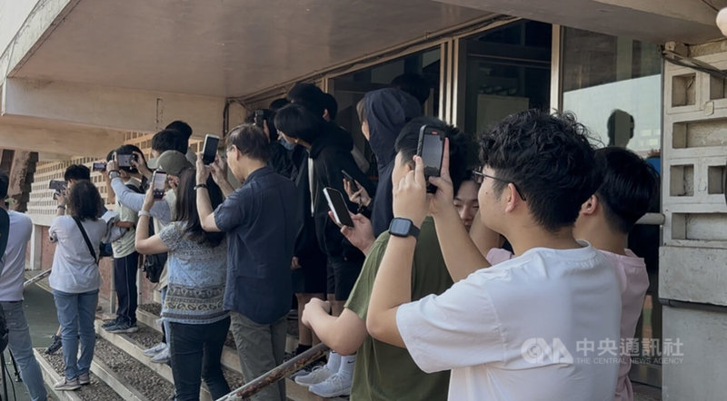 黑鷹直升機與阿帕契直升機因應4、5日的展示活動，2日在台中逢甲大學操場舉辦試航、試降，吸引許多民眾搶先看。中央社記者趙麗妍攝 115年4月2日