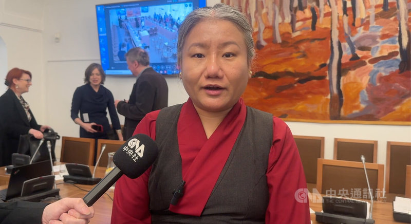 西藏流亡政府駐日內瓦代表赤列曲吉近期接受中央社訪問時表示，感謝捷克長期以來的聲援，也提到台灣與西藏面臨相似處境，皆承受中國的壓力，並表達對台灣持續且堅定的支持與團結。中央社記者劉郁葶布拉格攝 115年4月2日