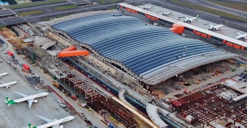 桃園國際機場第3航廈主體屋頂第2階段作業將完成並封頂，機場公司表示，設計團隊以台灣海洋意象為靈感，打造流暢雙曲面屋頂，屋頂上45條天溝可導引雨水，大幅提升排水效率。（桃機公司提供）中央社記者吳睿騏桃園機場傳真　115年4月2日