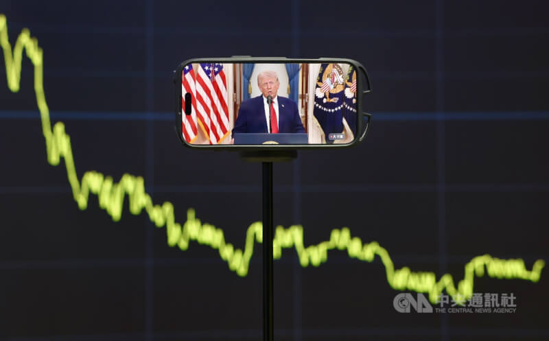美國總統川普2日表示，美國對伊朗的轟炸節奏不會放緩。亞洲股市應聲重挫，台股開高殺低，加權指數收在32572.43點，下跌602.39點，成交值新台幣6729.07億元。中央社記者王飛華攝  115年4月2日