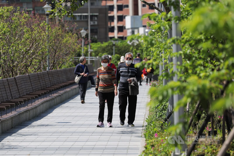 氣象專家吳德榮表示2、3日天氣偏熱。圖為在台北市內湖區街上行走的民眾。（圖取自氣象署網頁cwa.gov.tw）