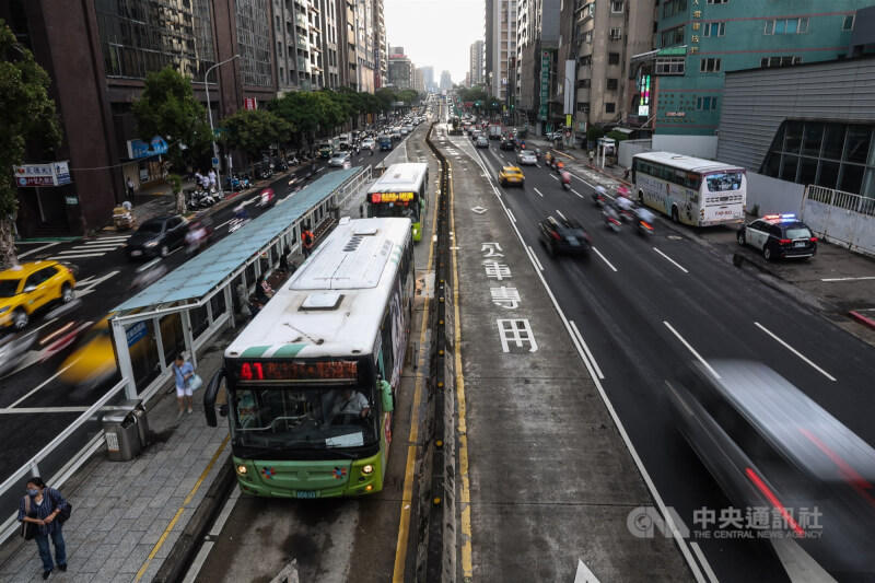 行政院副院長鄭麗君表示，為減緩中東衝突對國內民生經濟影響，已請交通部確保公共運輸票價不調整。圖為台北市民權西路上行駛的公車。（中央社檔案照片）