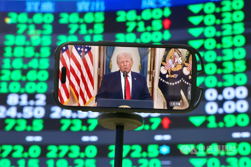 美國總統川普2日表示，美國對伊朗的轟炸節奏不會放緩，在接下來的2到3週內，將給予極其沉重打擊。亞洲股市應聲重挫，台股開高殺低，加權指數收在32572.43點，下跌602.39點，成交值新台幣6729.07億元。中央社記者王飛華攝  115年4月2日