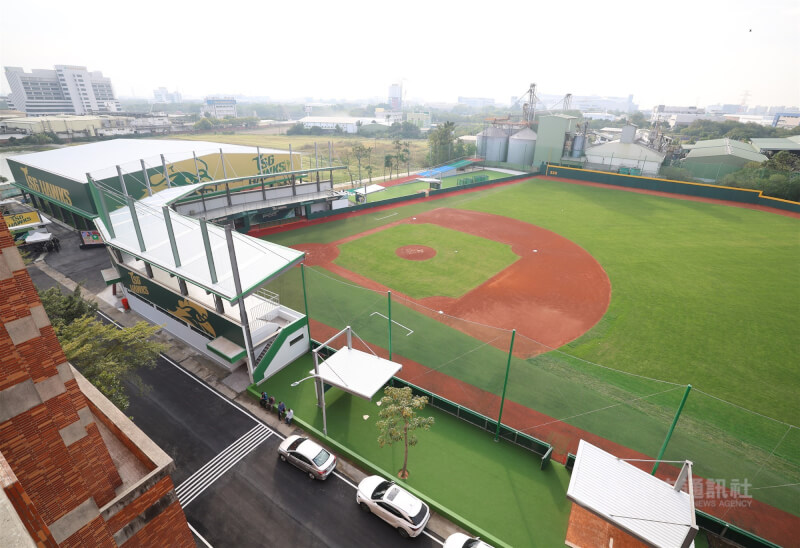 台鋼集團在台鋼科技大學設立「皇鷹學院」訓練基地。圖為中華職棒台鋼雄鷹球場，三壘外側有著長長的斜坡道，是由體能教練建議設計的訓練設施。（中央社檔案照片）