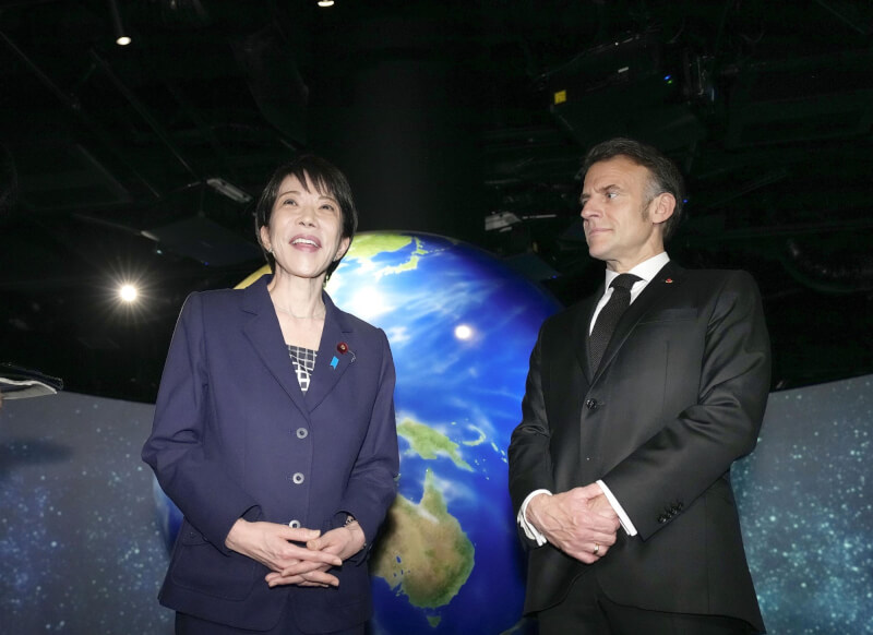 日本首相高市早苗（左）2日與法國總統馬克宏（右）會談，會後發布的聯合聲明記載，強調台灣海峽和平穩定的重要性。（共同社）