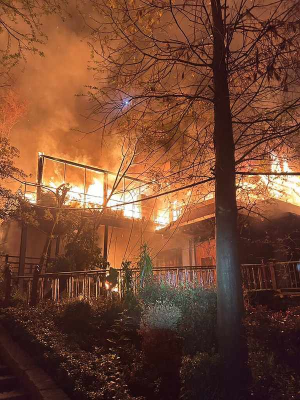 彰化縣花壇鄉供奉關聖帝君的玄門山，有1棟3層樓木造建築於1日晚間全面燃燒，消防人員馳援灌救，於2日凌晨撲滅火勢。（民眾提供）中央社記者鄭維真傳真　115年4月2日