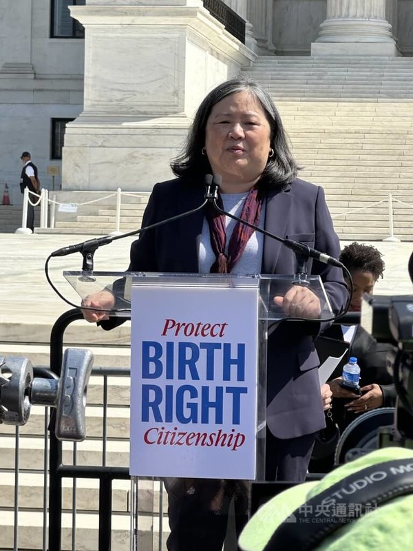 55歲台裔第2代王德棻（Cecillia Wang）擔任全案原告律師，離開最高法院後向支持者演說。中央社記者廖漢原華盛頓攝　115年4月2日