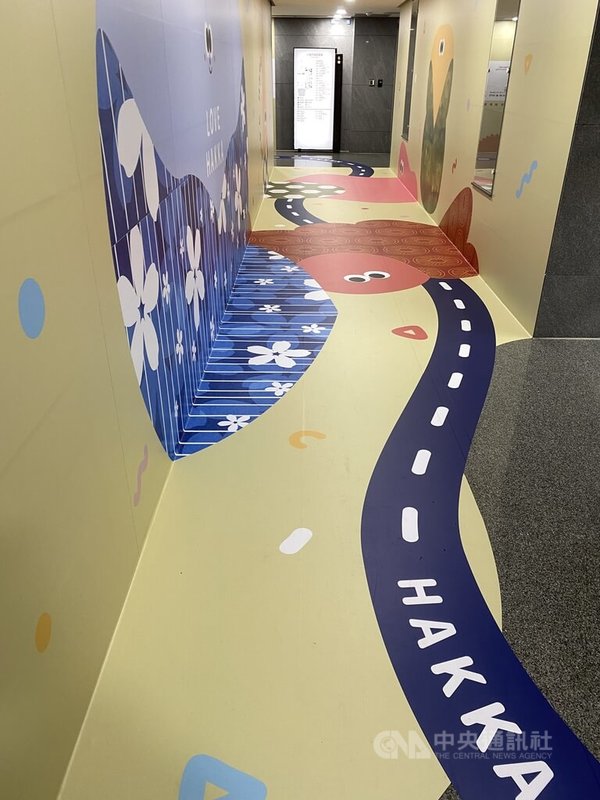 新北市政府客家事務局辦公空間華麗變身，盼以潮空間吸引年輕族群了解客家文化。路線導引的地貼及壁面，也融入客家元素與色彩。中央社記者黃旭昇攝  115年4月2日