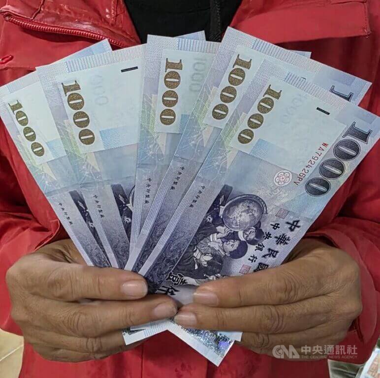 澎湖縣湖西鄉公所將於24日起發放振興經濟禮金，每人新台幣5000元，全鄉約1萬6000多人，所需經費逾8000萬元。中央社　115年4月2日