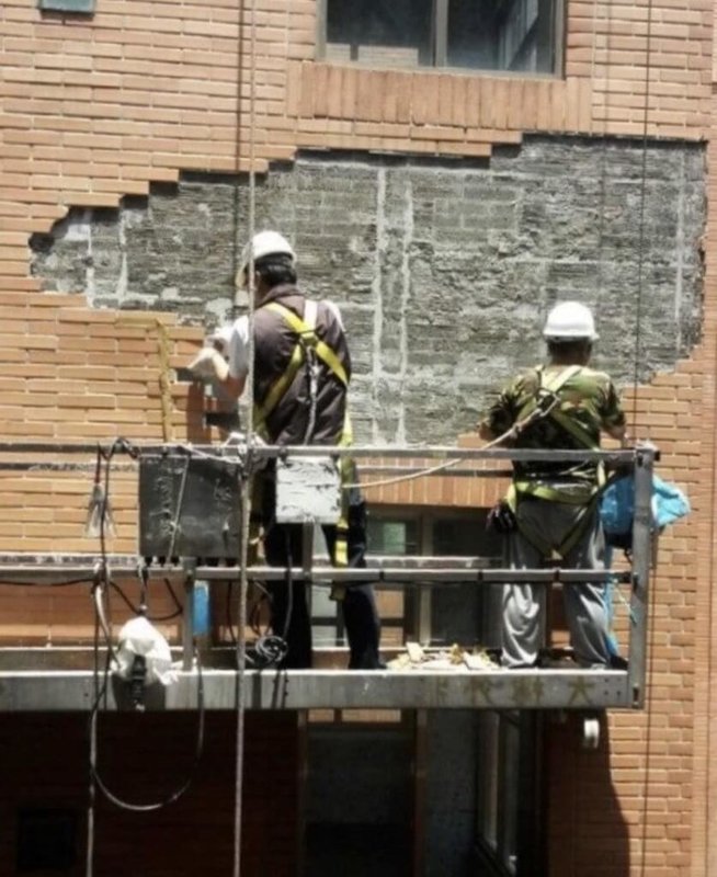 台北市建管處2日表示，老舊公寓增設昇降設備或外牆飾材剝落需進行安全維護修繕案件，若遭既存違建阻礙導致無法施工，經調解不成立者，將依「專案優先查報拆除」原則強制排除。（台北市建管處提供）中央社記者黃麗芸傳真　115年4月2日