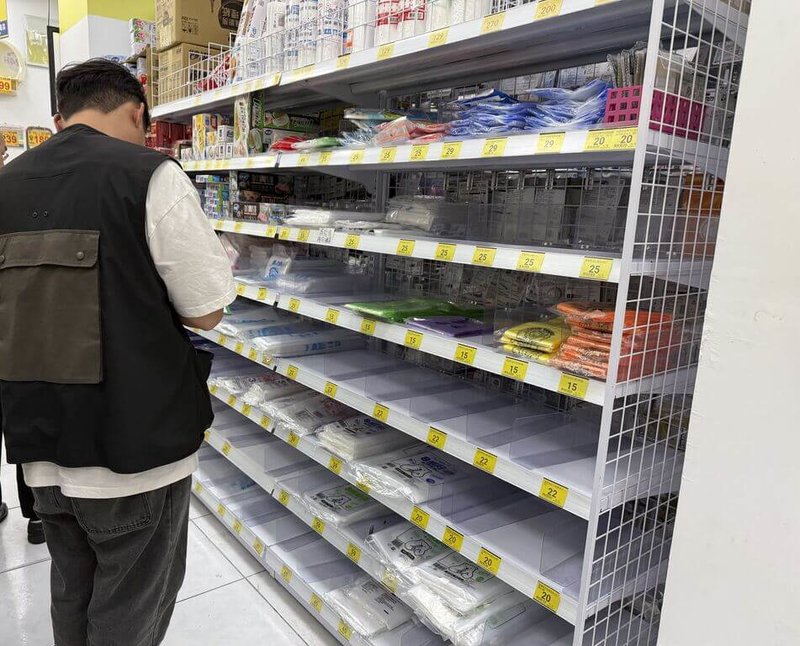 中東戰事導致石油供應短缺，連帶引發塑膠袋等石化產品缺貨潮。苗栗縣政府2日表示，已啟動跨單位盤點與通路協調機制，掌握產製端與銷售端供需情形。（苗栗縣政府提供）中央社記者管瑞平傳真　115年4月2日