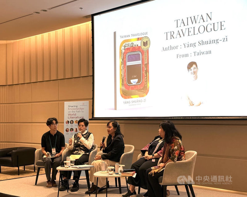 作家楊双子（左2）在泰國「喬曼娜國際女性文學獎」舉行的論壇上分享書籍內容及創作歷程。中央社記者李宗憲曼谷攝　115年4月2日