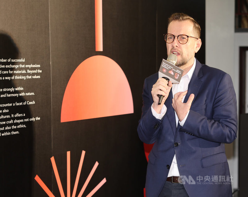 國立台灣工藝研究發展中心2日舉行「絕美造物：捷克工藝與設計展」開幕式，捷克經濟文化辦事處代表史坦格（David Steinke）（圖）邀請民眾迎接連假同時，也可以選擇在假日前來觀展。中央社記者趙世勳攝　115年4月2日